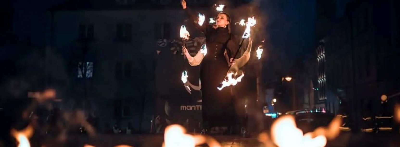 Pokaz teatru ognia w nocnej scenerii
