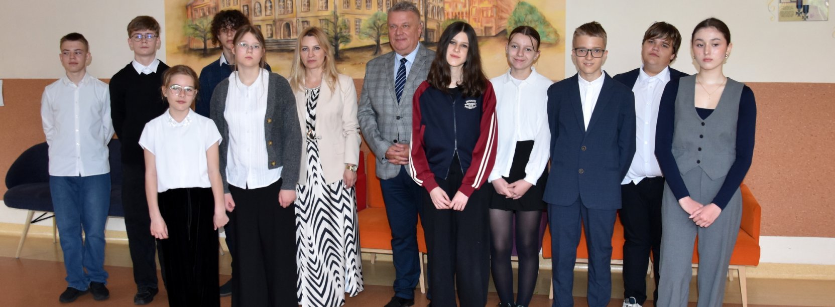 Uczestnicy konkusu na wspólnym zdjęciu, po środku burmistrz Dzierżoniowa
