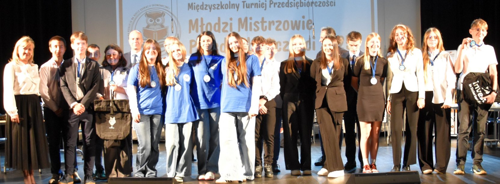 Laureaci konkursu przedsiębiorczości - uczniowie z wiceburmistrz Dorotą Pieszczuch