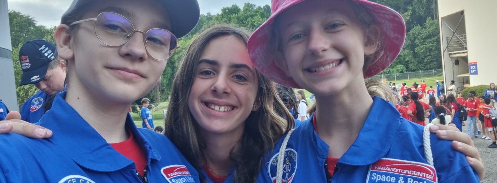Trzy dziewczyny w strojach ze Space Camp
