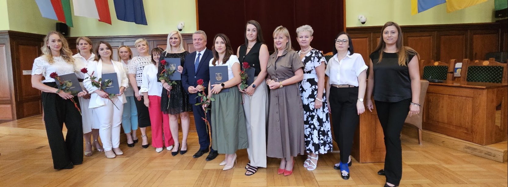 grupa nauczycielek z burmistrzem Dariuszem Kucharskim , Dorotą Pieszczuch, Marzenną Lasotą-Darowską, Anną Beker, Anetą Błaszczuk i Martą Szalińską w Sali Rycerskiej ratusza