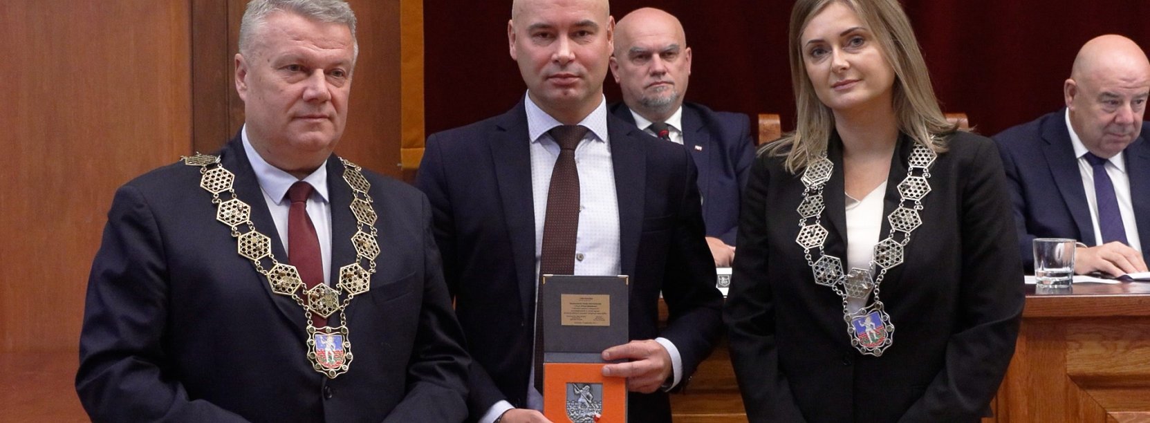 Od lewej burmistrz Dariusz Kucharski, dyrektor biura SZD Marcin Pawełek oraz Agnieszka Denysiak, przewodnicząca Rady Miejskiej Dzierżoniowa