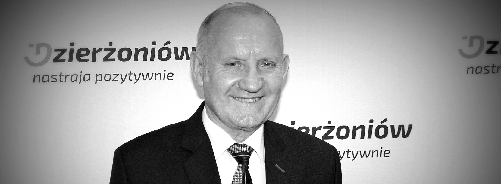 czarno-białe zdjęcie Bolesław Wilkosa na tle ścianki promocyjnej Dzierżoniowa