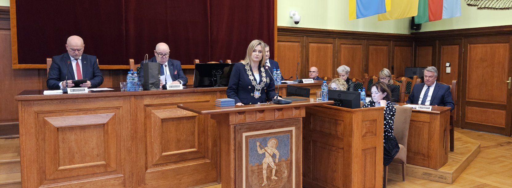 prezydium RM Dzierżoniowa, przemawia Agnieszka Denysiak, przewodnicząca RM