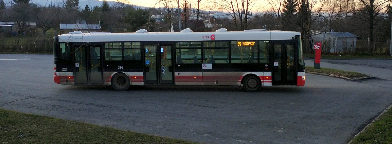 autobus na przystanku Dzierzoniów OSiR