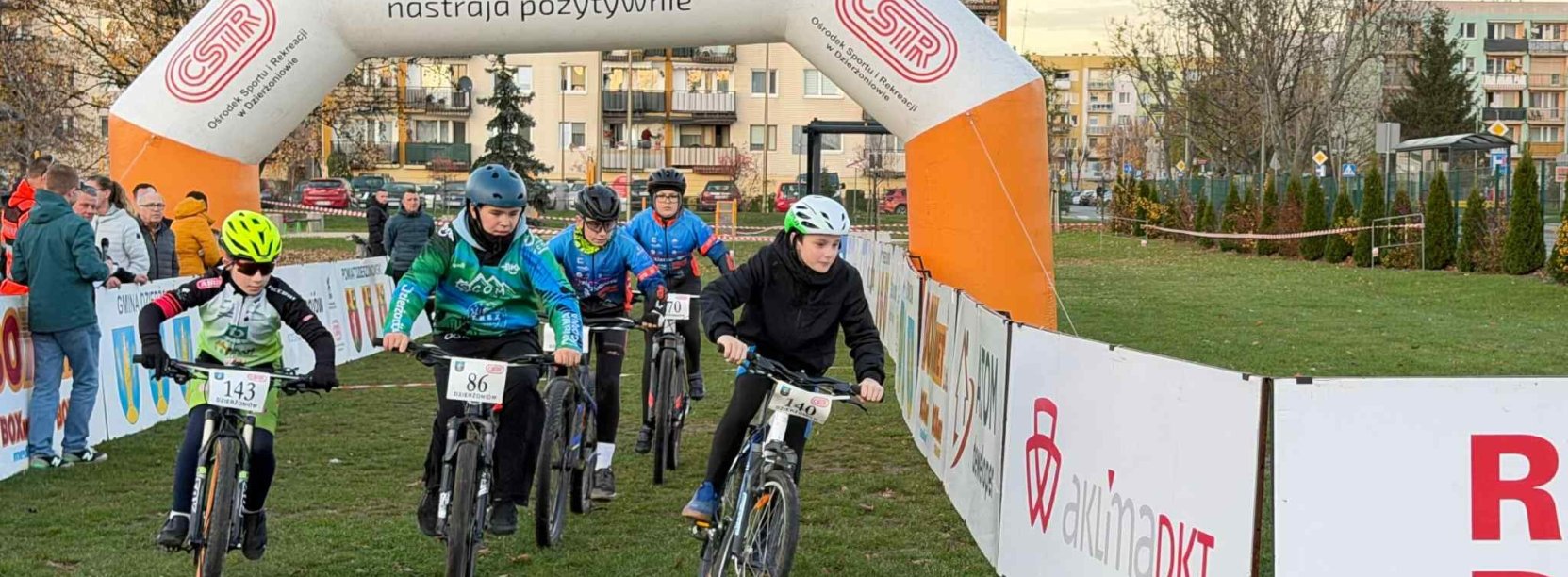 Ścigający się rowerzyści na torze