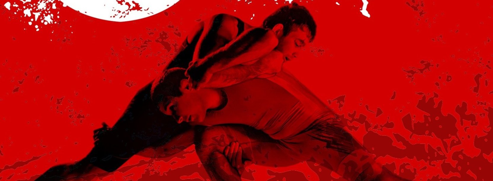 Starcie dwóch zapaśników na biało-czerwonym tle