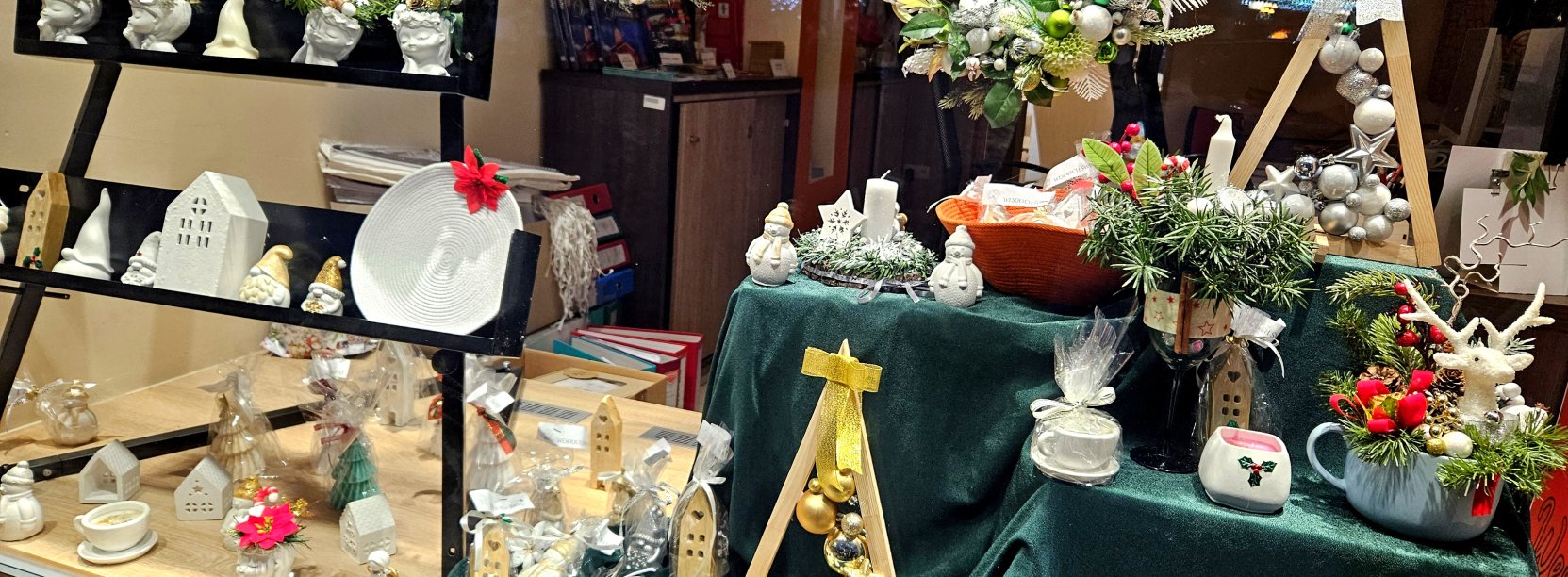 Wystawa prac świątecznych w Oknie Artystycznym - aniołki, stroiki, świece, bałwanki, choinki