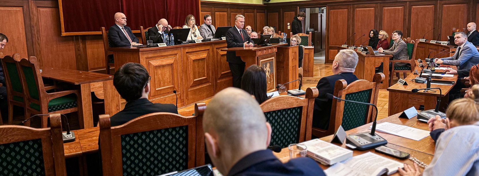 radni podczas sesji RM Dzierżoniowa, na mównicy burmistrz Dariusz Kucharski