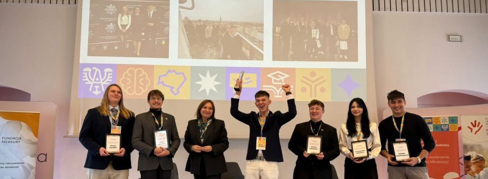 Grupa młodych radnych z Dzierżoniowa na kongresie w Krzyżowej, wśród nich nagrodzony Bartosz Drzewicz z uniesionymi do góry w geście zwycięstwa rękami