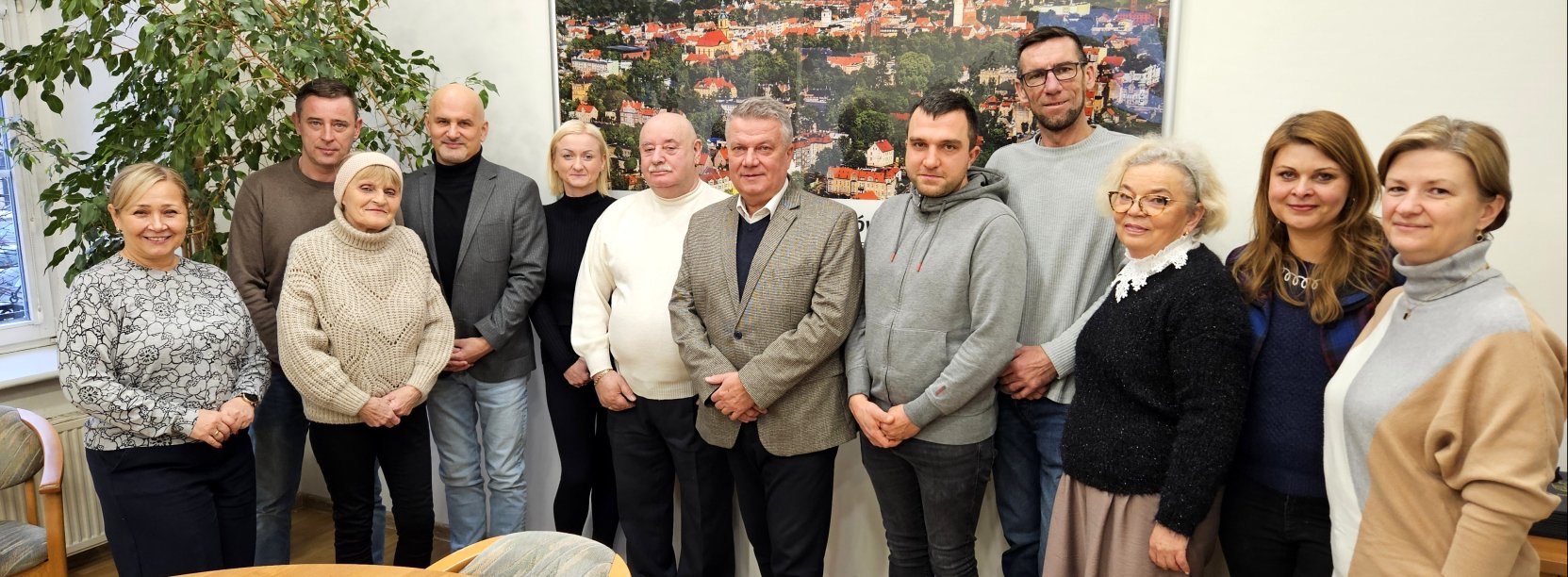 Grupa ludzi, przedstawicieli nagrodzonych wspólnot mieszkaniowych, z burmistrzem