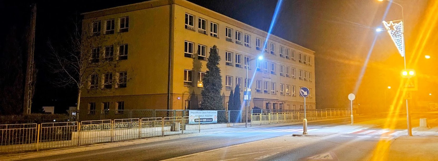 pomarańczowe światło przy aktywnym przejściu dla pieszych, pasy przy ul. Wrocławskiej naprzeciw szkoły niepublicznej