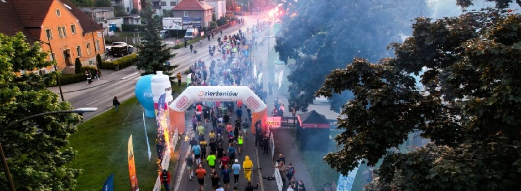 duża grupa biegaczy z lotu ptaka na starcie Sowiego Biegu