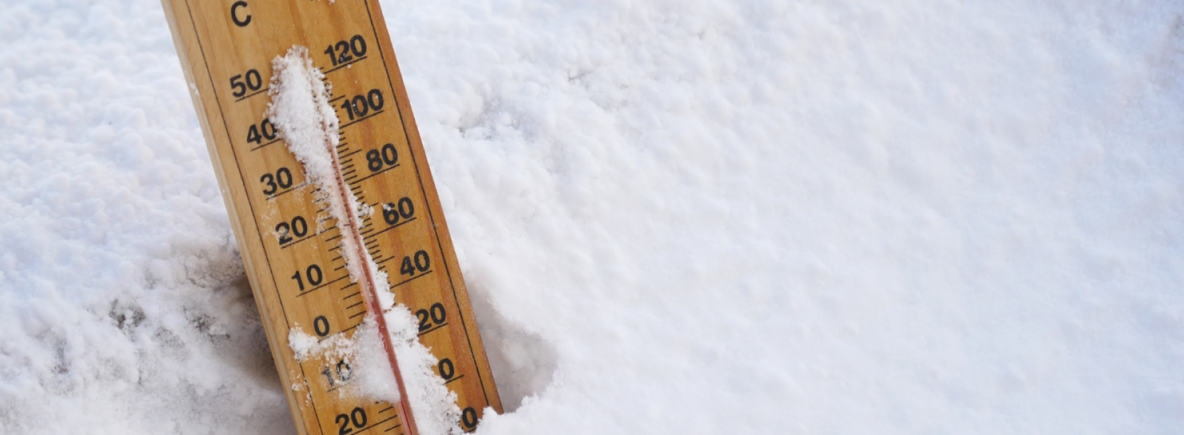 Komunikat miasta Dzierżoniów o trudnych warunkach zimowych, opadach śniegu i marznącego deszczu oraz działaniach służb kryzysowych. Informacja zawiera ostrzeżenia dla mieszkańców i numery alarmowe.