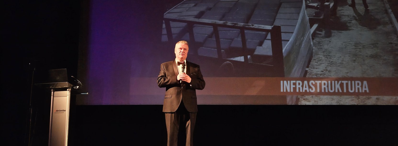 Burmistrz przemawiający na scenie