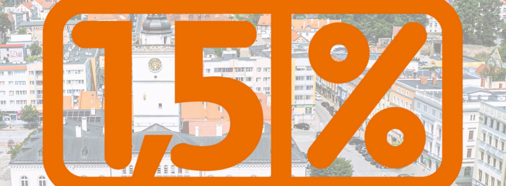 Napis 1,5% na półprzezroczystym tle - panoramie miasta. Na pierwszym planie widoczny ratusz