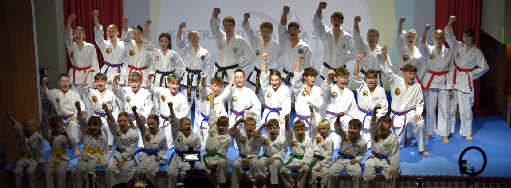 grupa zawodników teakwon-do podczas 10. gali sportu