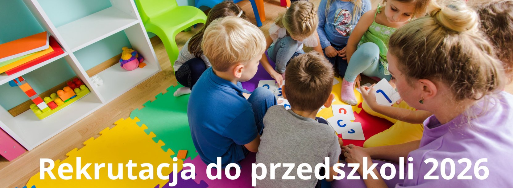 Grupa dzieci w wieku przedszkolnym na kolorowej podłodze bawi się z opiekunką