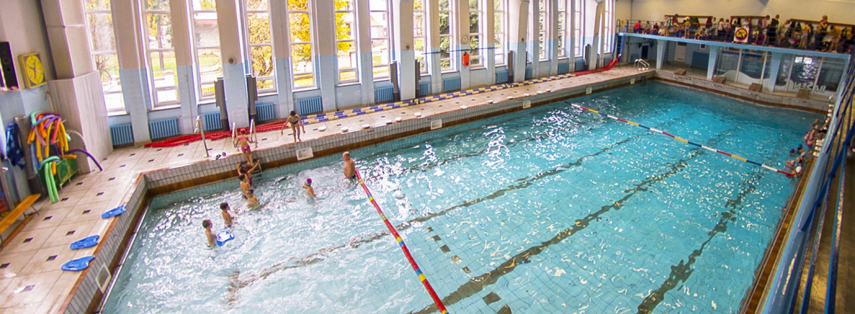 Basen kryty, w wodzie dzieci