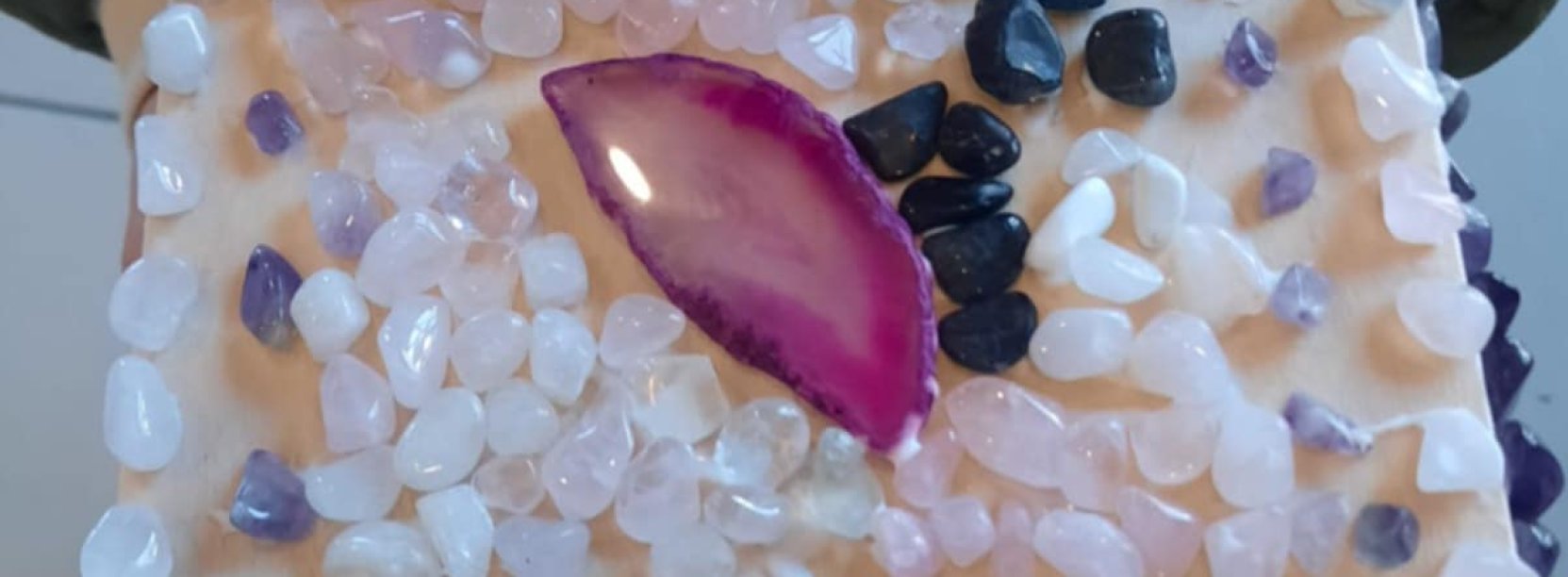 Szkatułka ozdobiona kamieniami