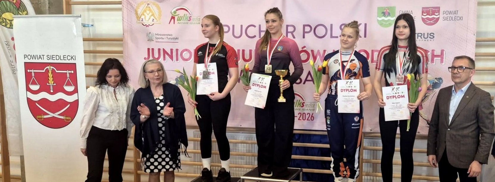 Zapaśniczki na podium z medalami i pucharami w rękach