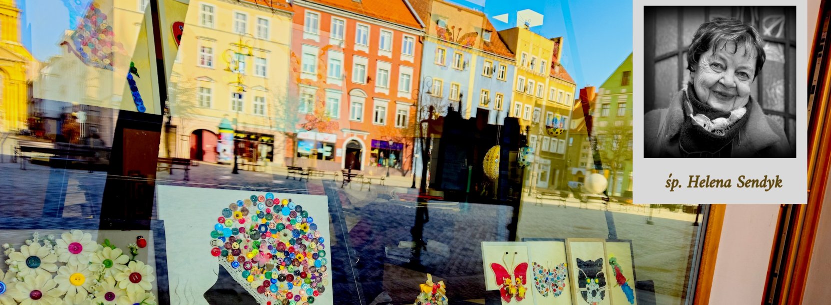 Witryna okienna z pracami artystycznymi i zdjęciem autorki