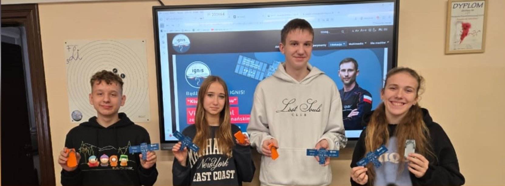 uczniowie podczas warsztatów oraz efekty ich pracy – samodzielnie wykonane klucze do nauki alfabetu Morse'a