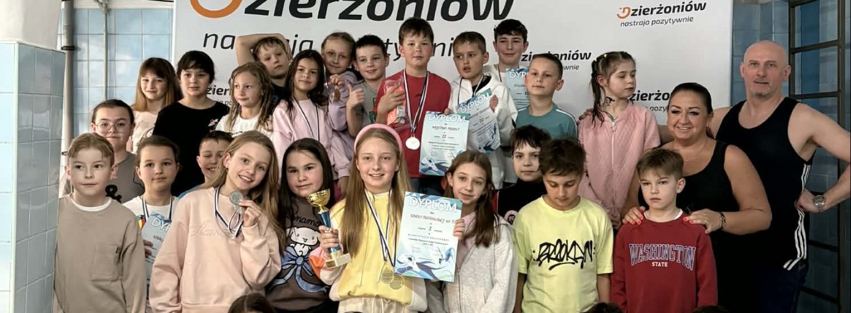 Grupowe zdjęcie kilkudziesięciu uczestników zawodów