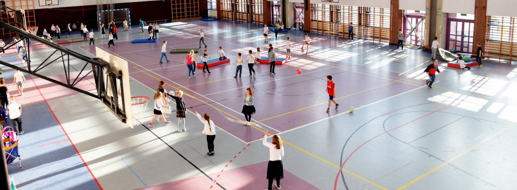 Hala sportowa i uczniowie podczas zajęć, widok z góry