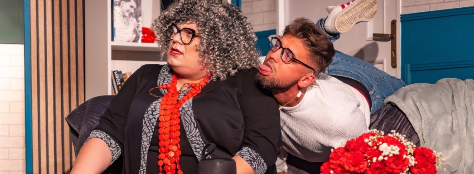 Fragment spektaklu, dwóch aktorów siedzących na fotelu