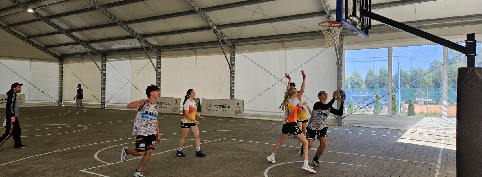 grupa młodziezy gra w koszta w hai namiotowej