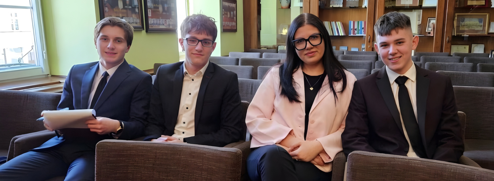 Młodzieżowi radni podczas sesji rady miejskiej, po prawej przewodniczący