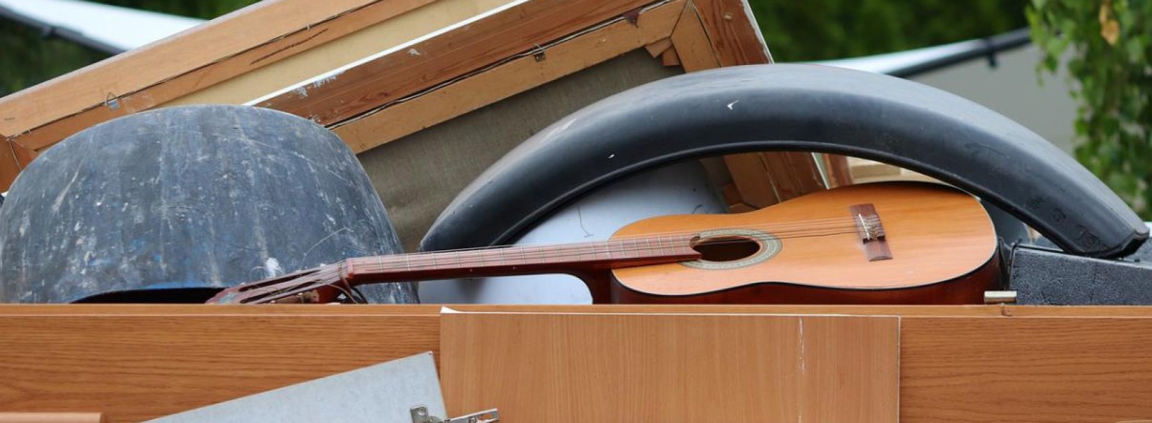 Różnego rodzaju duże odpady m.in części mebli, elementy plastikowe, gitara