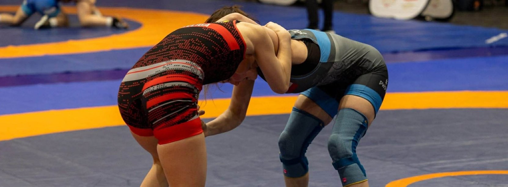 Dwie zapaśniczki podczas walki na macie