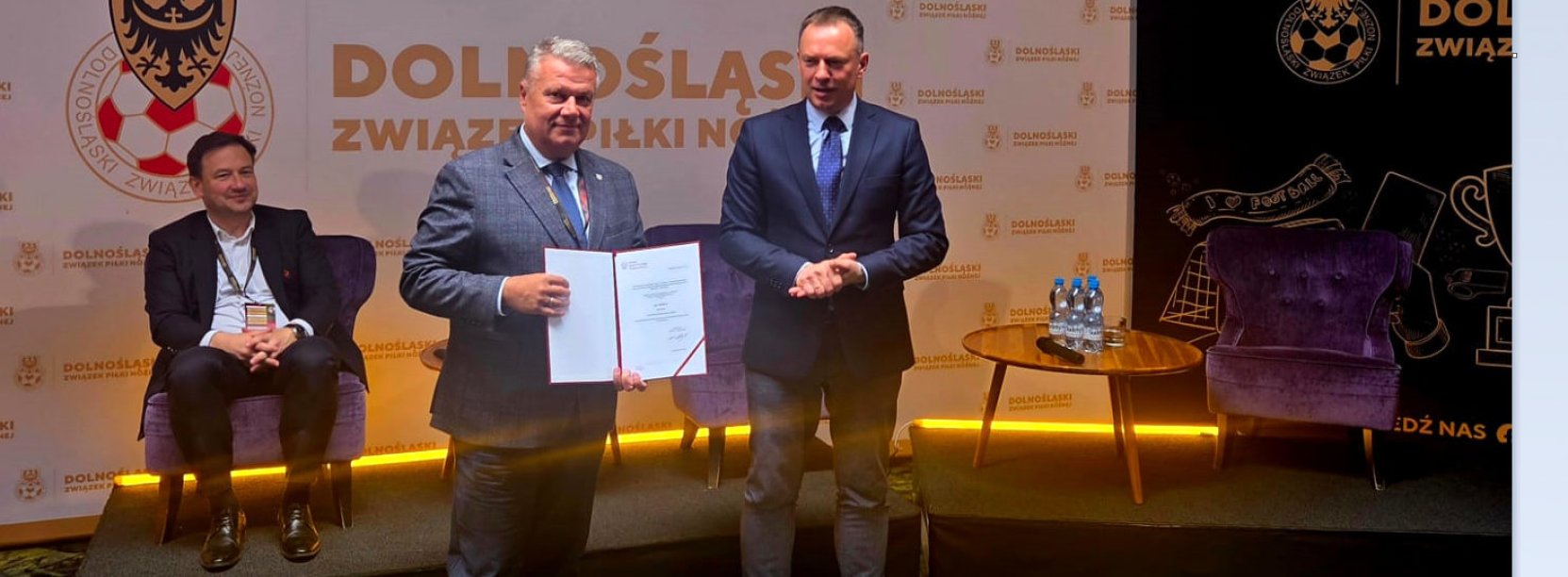 Burmistrz Dzierżoniowa z dyplomem, obok stojący mężczyna