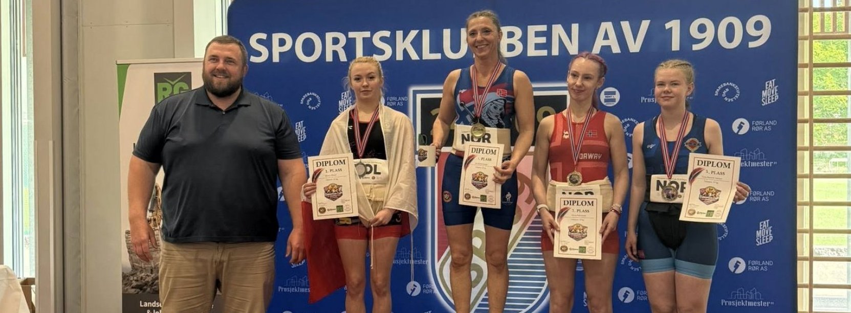 Cztery zawodniczki na podium, dwie na trzecim miejscu. Wszystkie z medalami i dyplomami w dłoniach