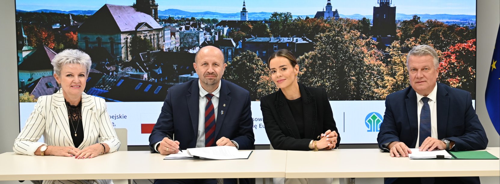 Burmisstrz Dzierzoniowa, skarbnik i pracownicy NFOŚIGW podczas podpisania umowy na dofinansowanie kanalizacji deszczowej