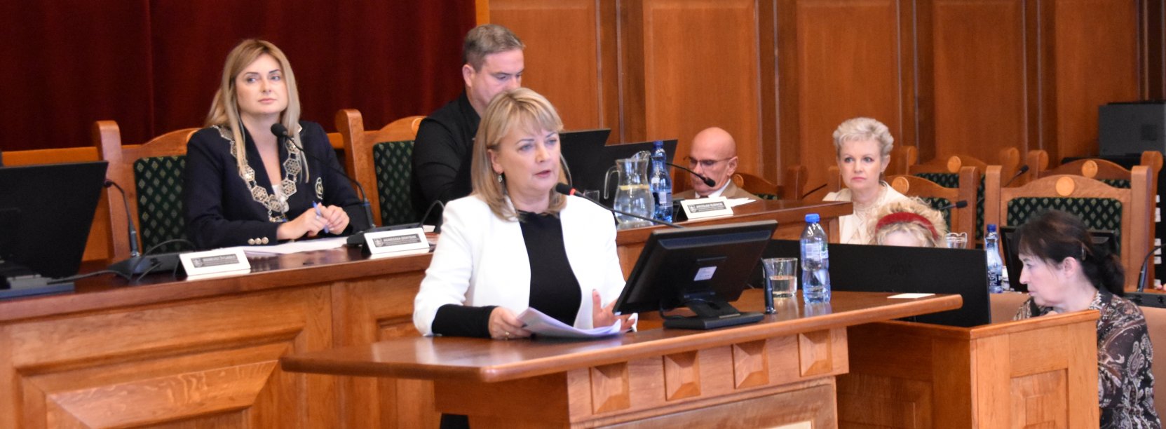 Zastępczyni burmistrza przy mównicy