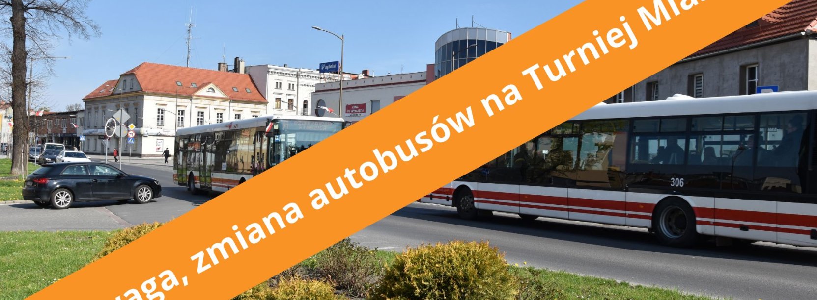 Zdjęcie dwóch autobusów na ul. Piłsudskiego, na zdjęciu pomarańczowy pasek z napisem: Uwaga, zmiana autobusów na Turniej Miast