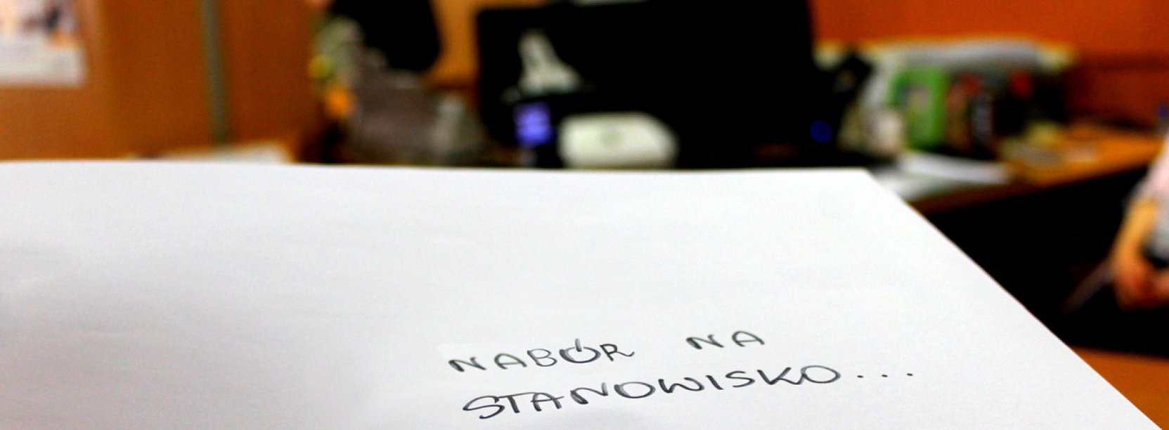 Dłoń trzymająca kopertę z napisem Nabór na stanowisko