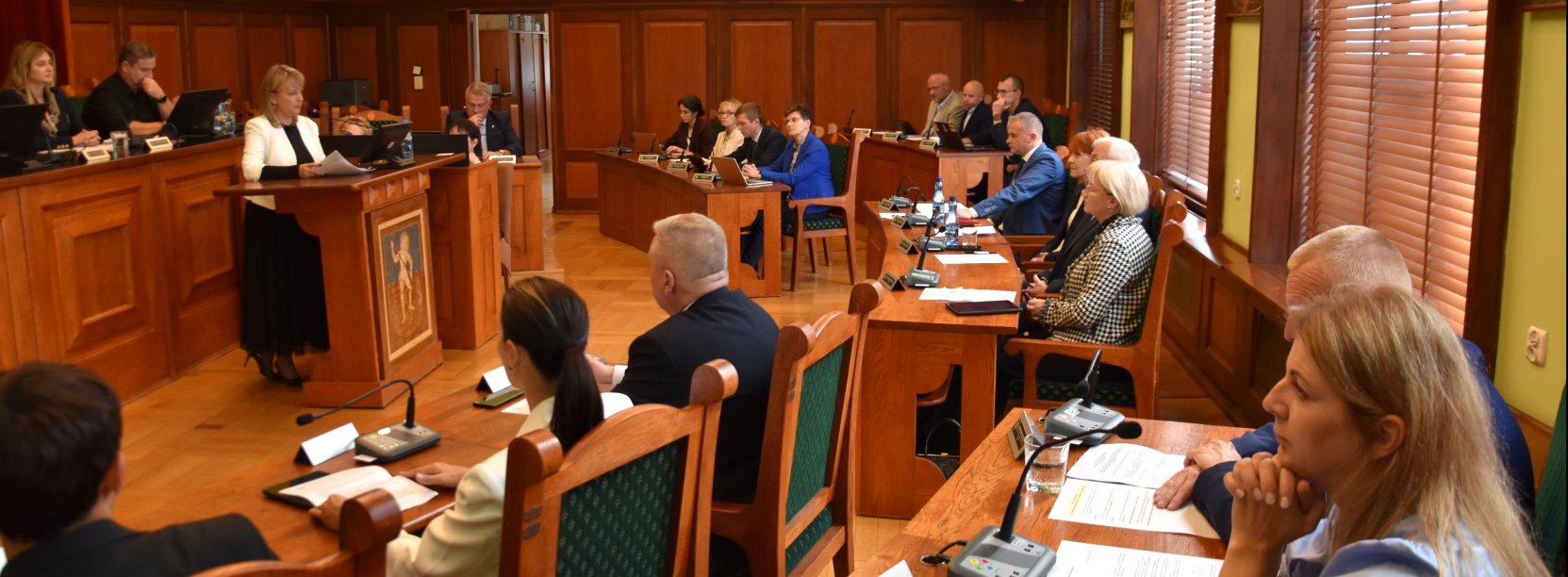 Obrady dzierżoniowskich radnych siedzących w Sali Rycerskiej