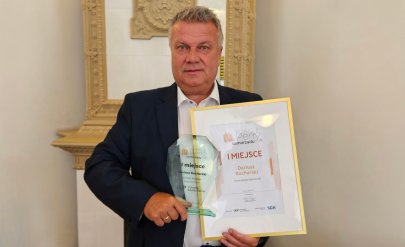 Burmistrz Dzierżoniowa z dyplomem i szklaną statetką