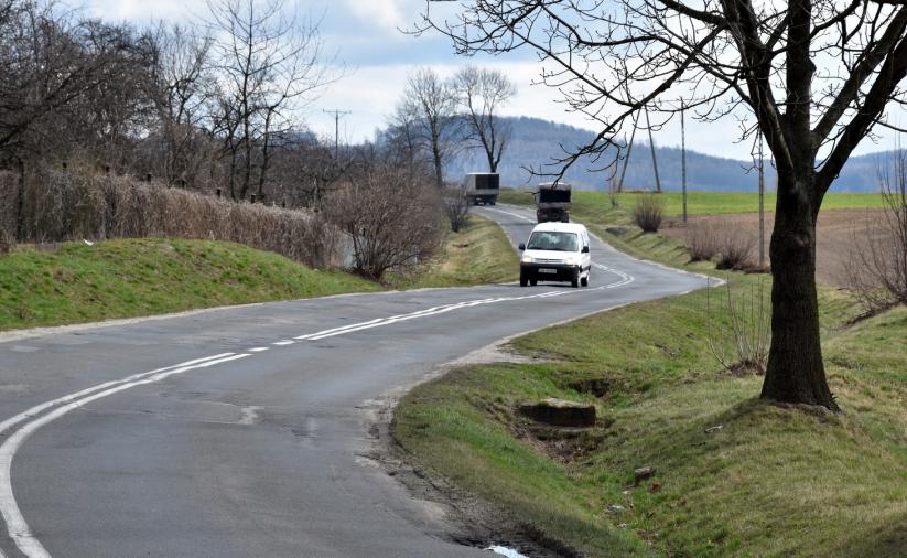 Łuk drogi, jadący samochód 