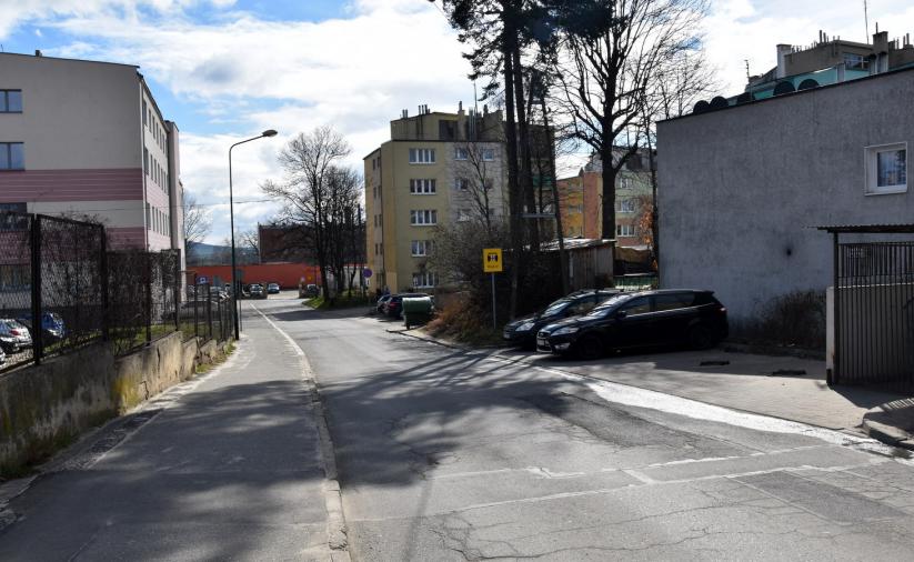 Ul. Okrzei, po lewej budynki szpitala