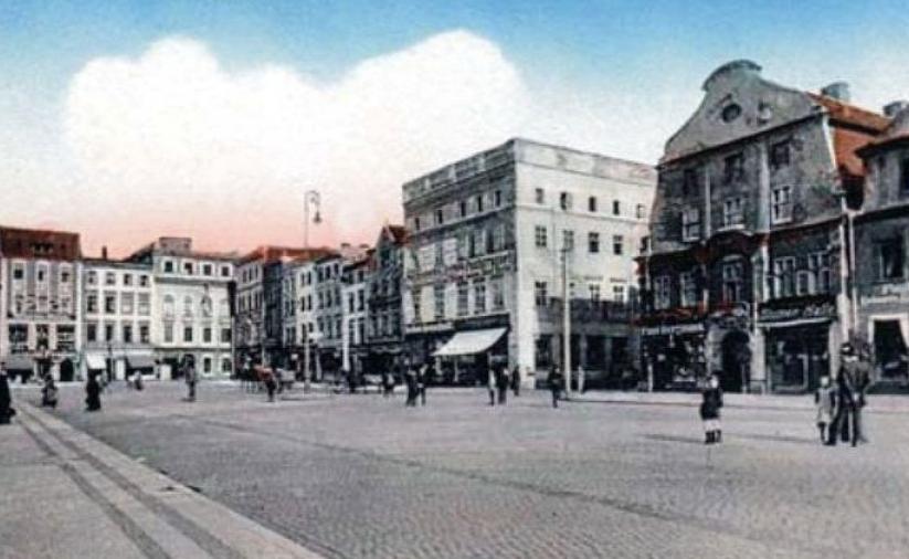 Plac dzierżoniowskiego rynku ze spacerującymi mieszkańcami