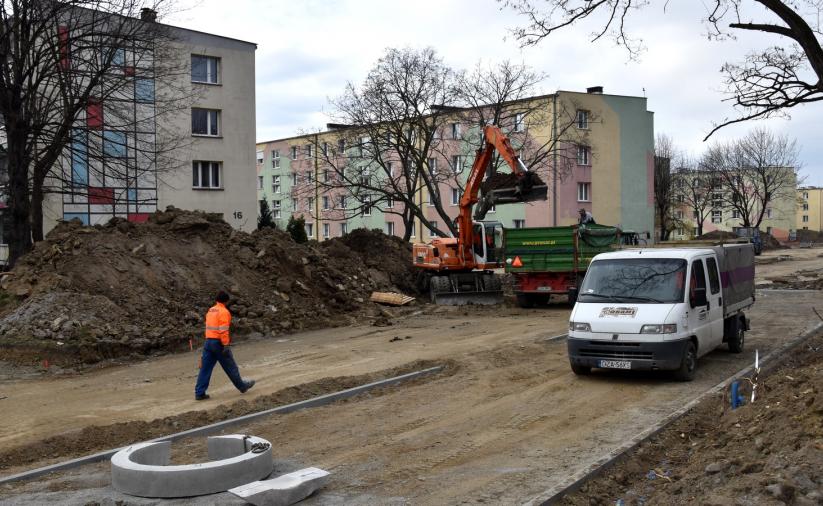 Budowa nowych miejsc parkingowych, w tle bloki osiedlowe