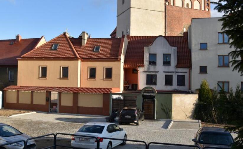 Widok na kwartał z góry, na drugim planie wyremontowane kamienice