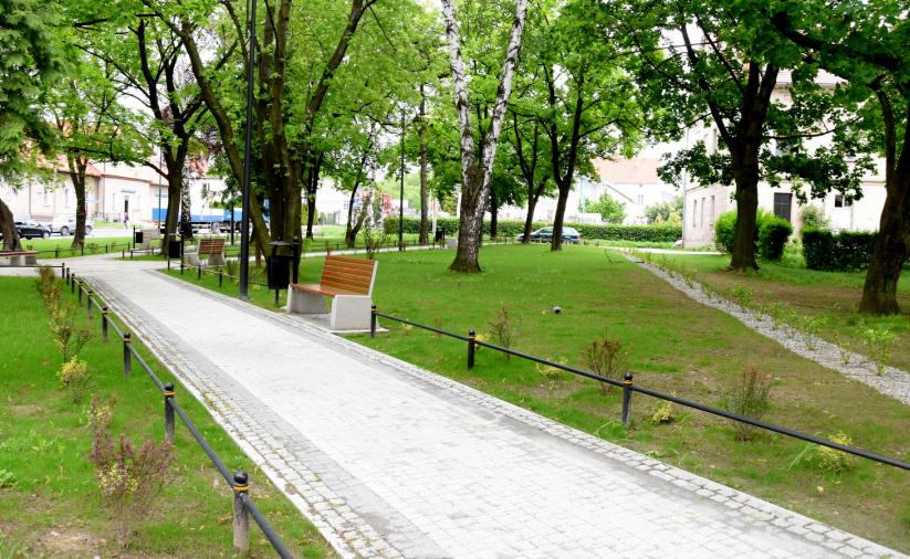 Wyremontowana alejka na skwerze