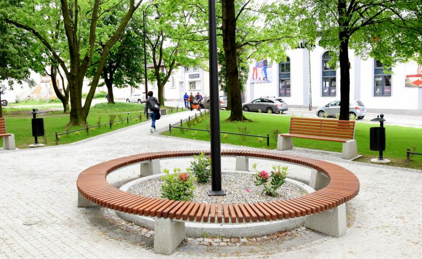 Widok centralnego miejsca na skwerze i okrągła ławka