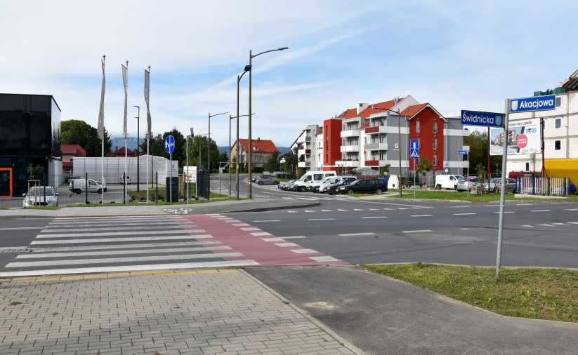 PRzejście dla pieszych, w drugim planie budynki mieszkalne 